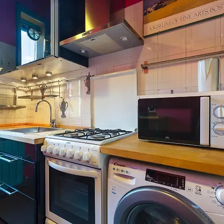 Saffi Huge A Pochi Passi Dall'ospedale * Boloňa